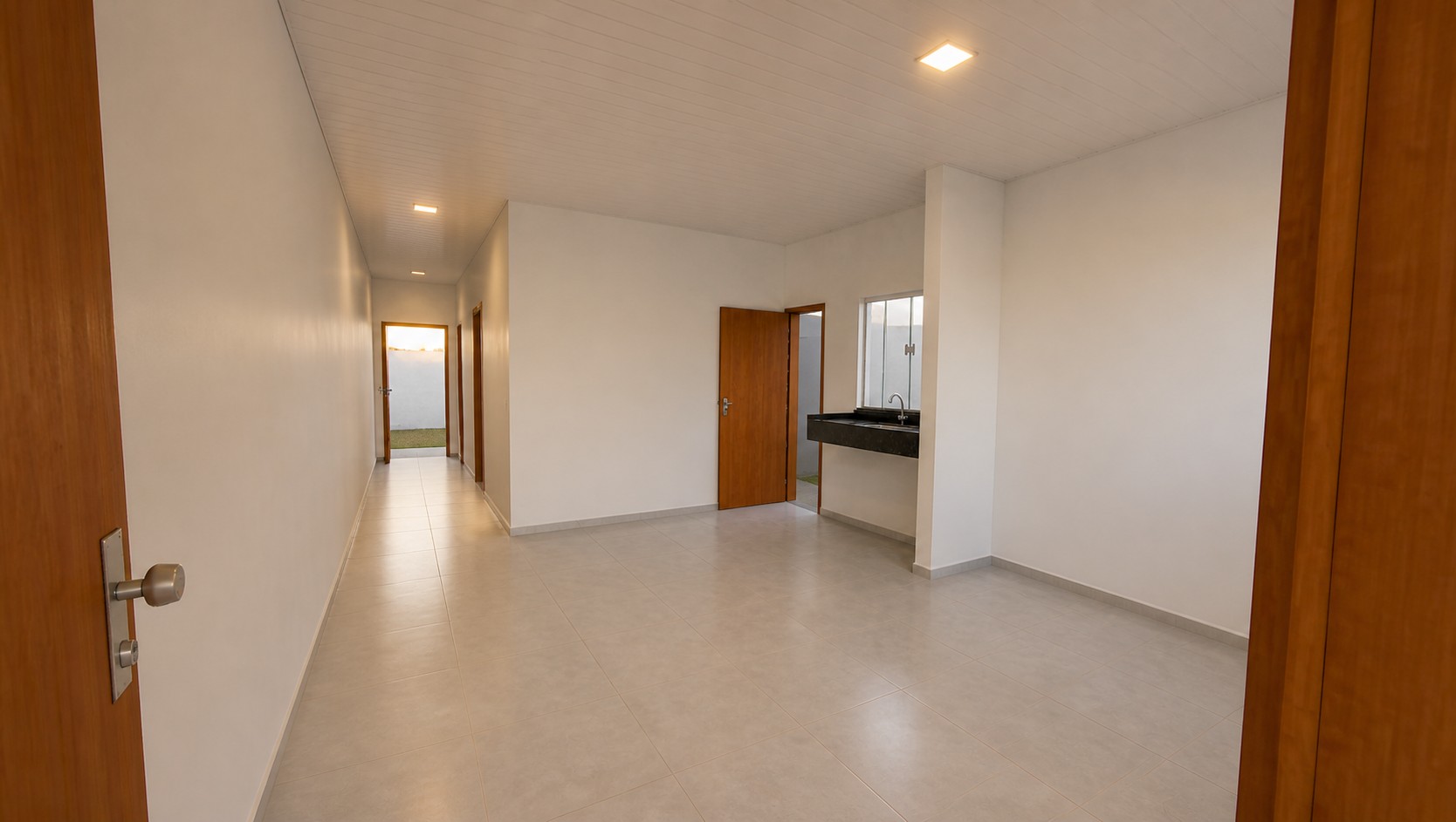 Sala e corredor íntimo do Projeto Residencial J F